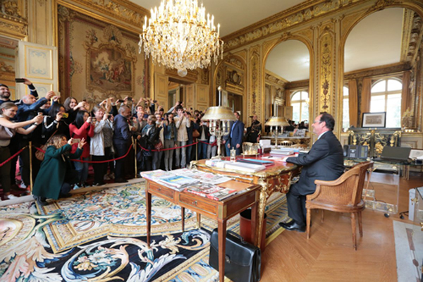 Hollande prenant la pose devant les visiteurs lors d’une des Journées du patrimoine de septembre 2016