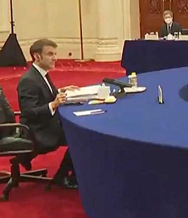 Macron-table